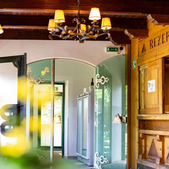 Rustikale Rezeption mit Kronleuchter