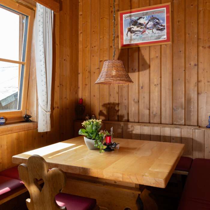 Rustikale Sitzecke mit Holztisch
