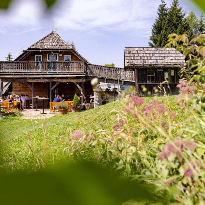 Rustikale Berghütte mit Gastgarten