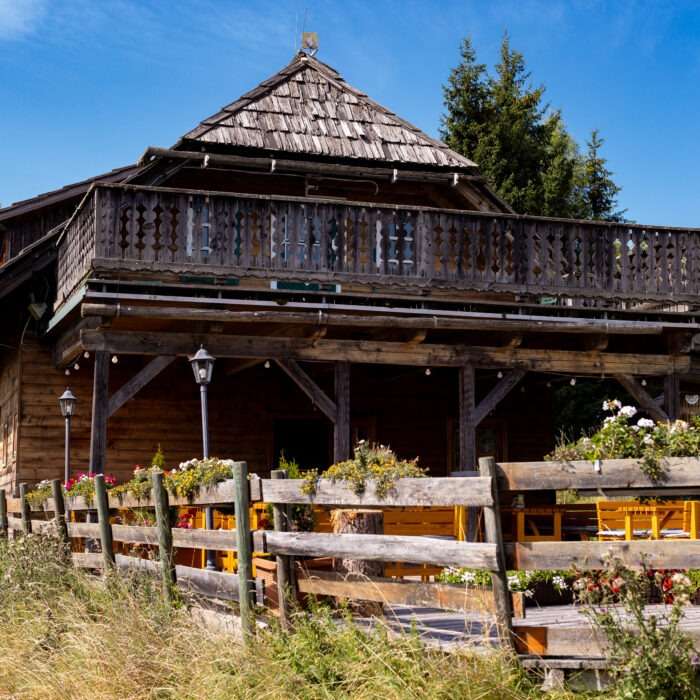 Rustikales Holzhaus mit Blumenschmuck
