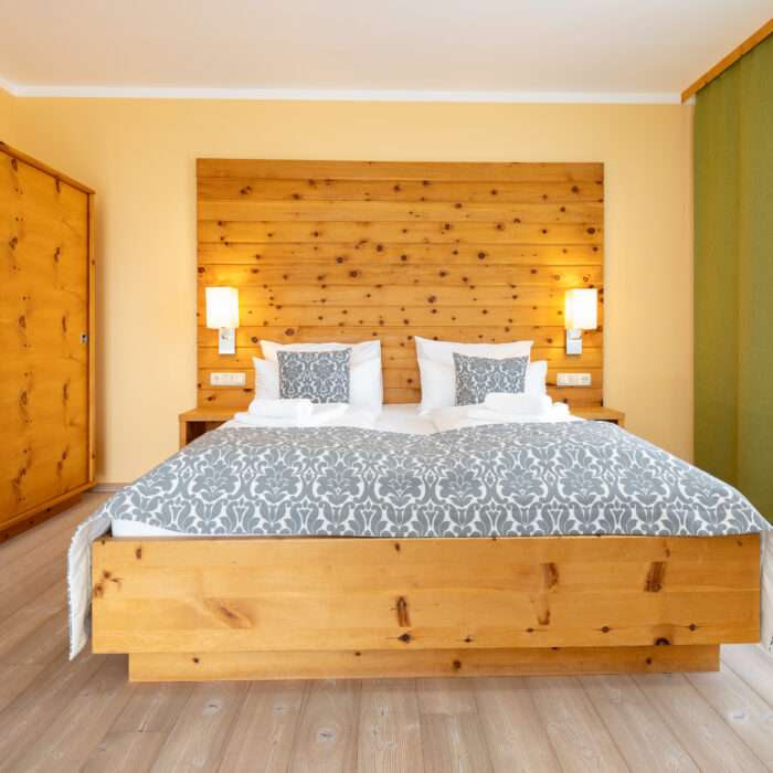 Holz-Schlafzimmer mit Doppelbett