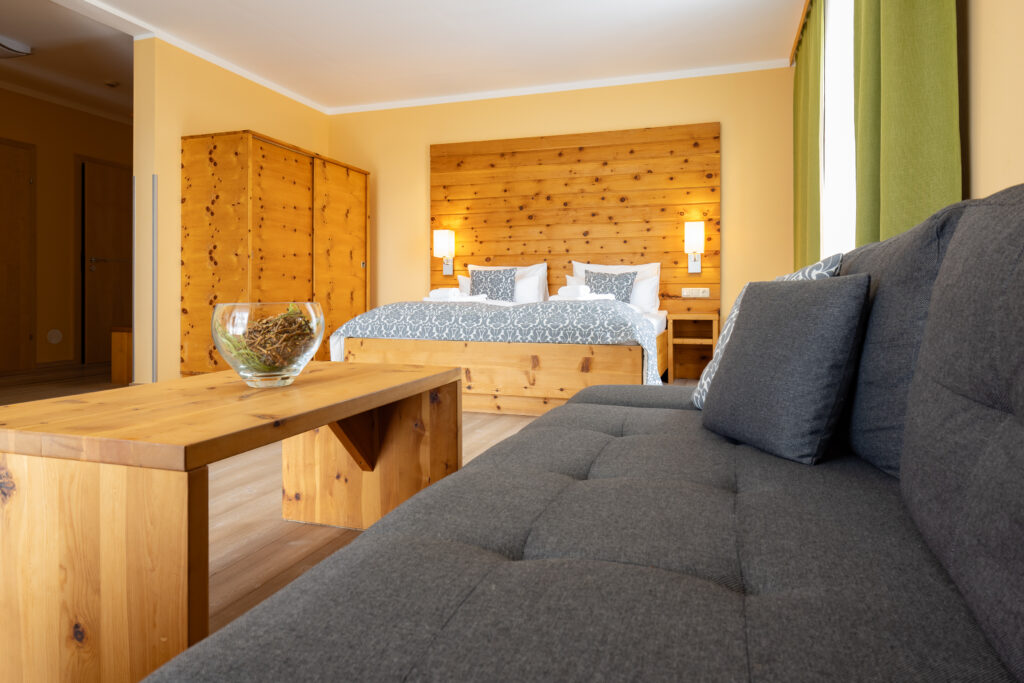 Rustikales Schlafzimmer mit Doppelbett und Sofa