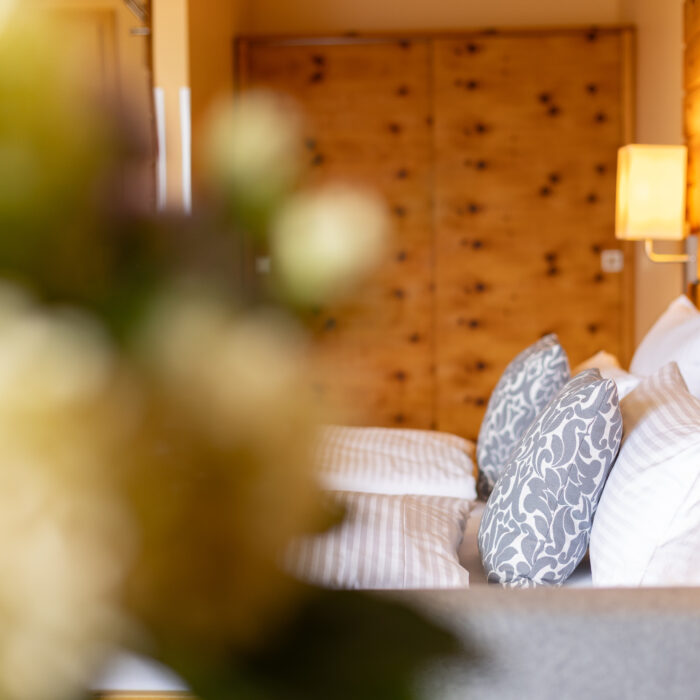 Schlafzimmer mit Holzwand und Bett