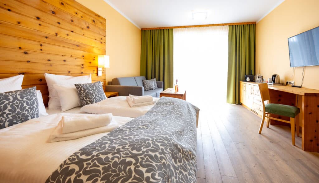 Hotelzimmer mit zwei Betten und Sitzecke