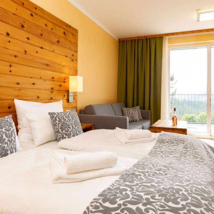 Gemütliches Schlafzimmer mit Balkonblick