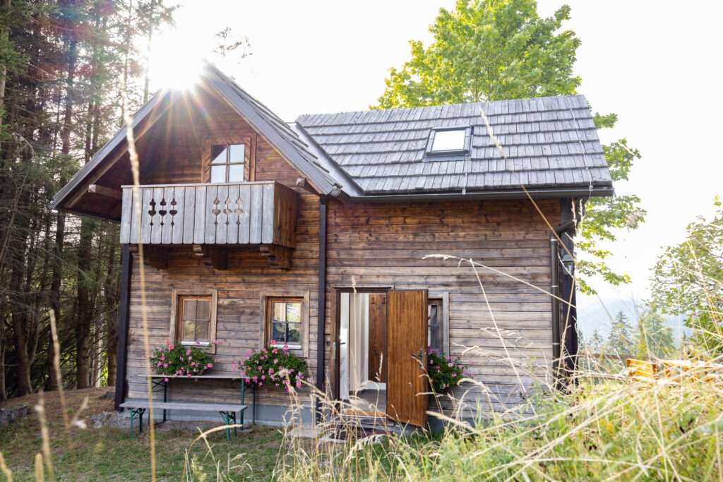 Rustikales Holzhaus im Wald
