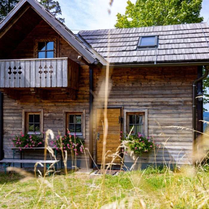 Rustikales Holzhaus in Berglandschaft