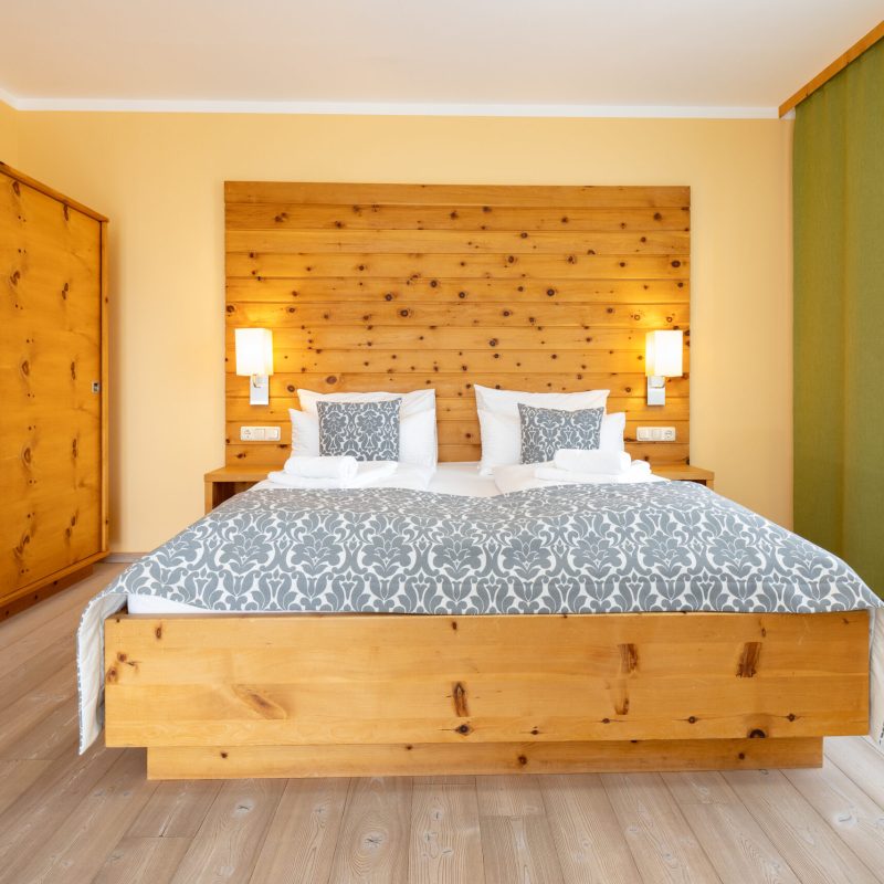 Holz-Schlafzimmer mit Doppelbett