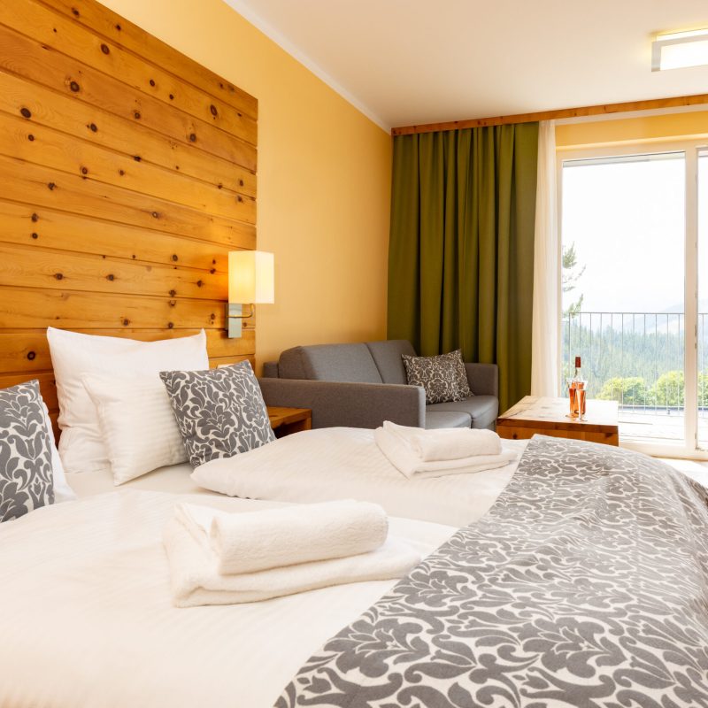 Gemütliches Schlafzimmer mit Balkonblick